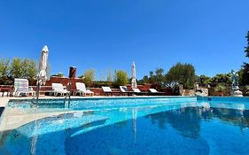 Apartment With Swimming Pool