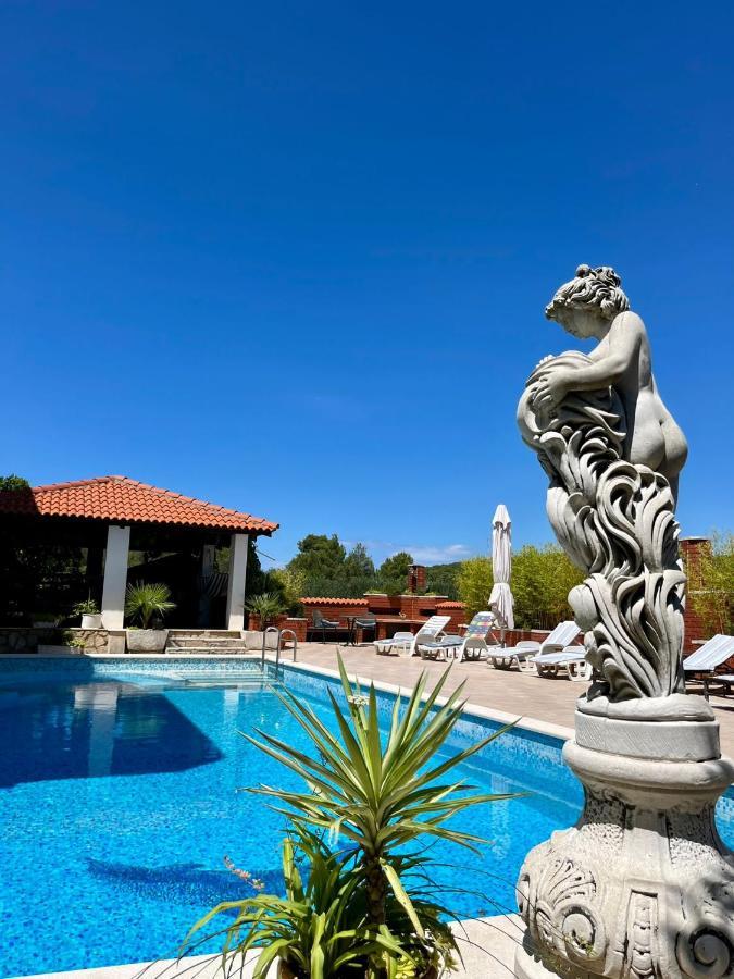 Apartment With Swimming Pool Jelsa  Extérieur photo