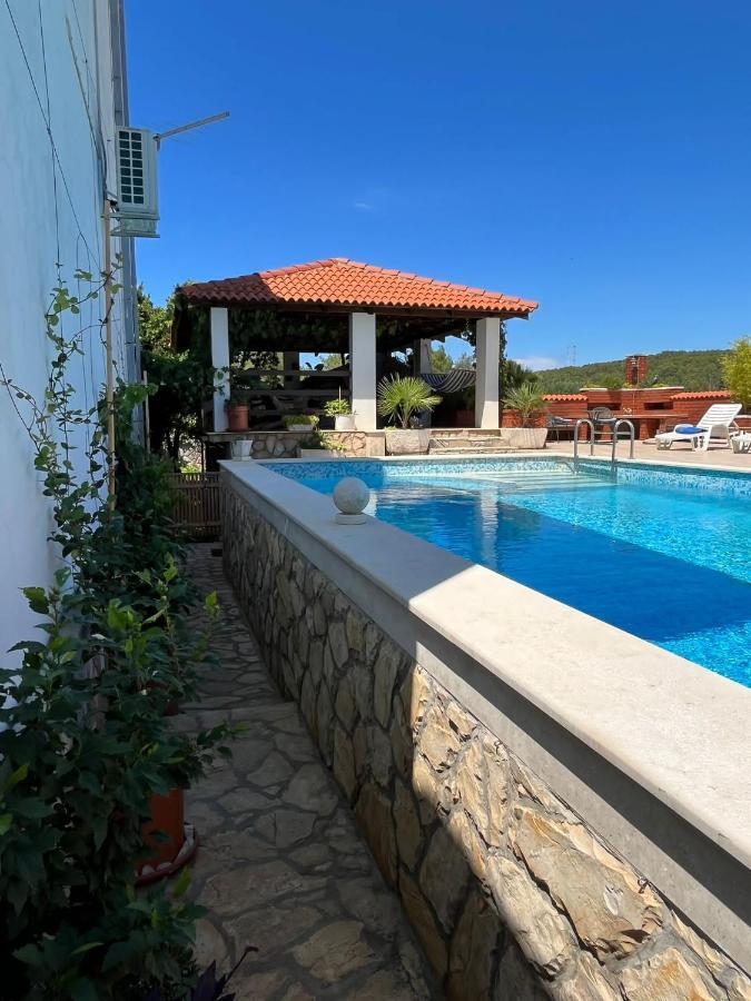 Apartment With Swimming Pool Jelsa  Extérieur photo