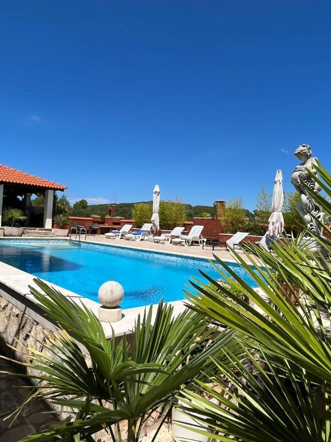 Apartment With Swimming Pool Jelsa  Extérieur photo