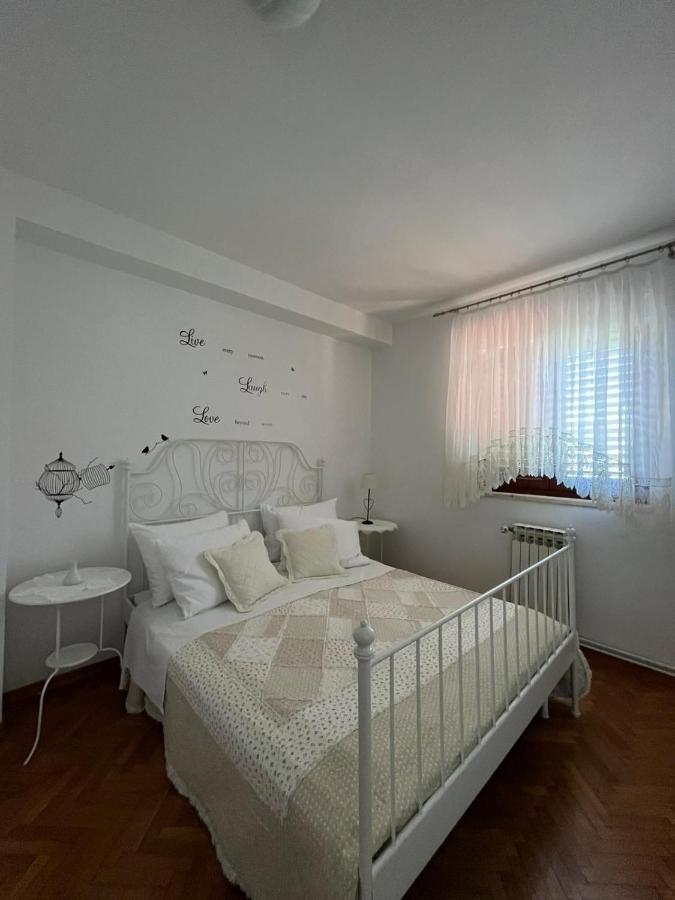 Apartment With Swimming Pool Jelsa  Extérieur photo